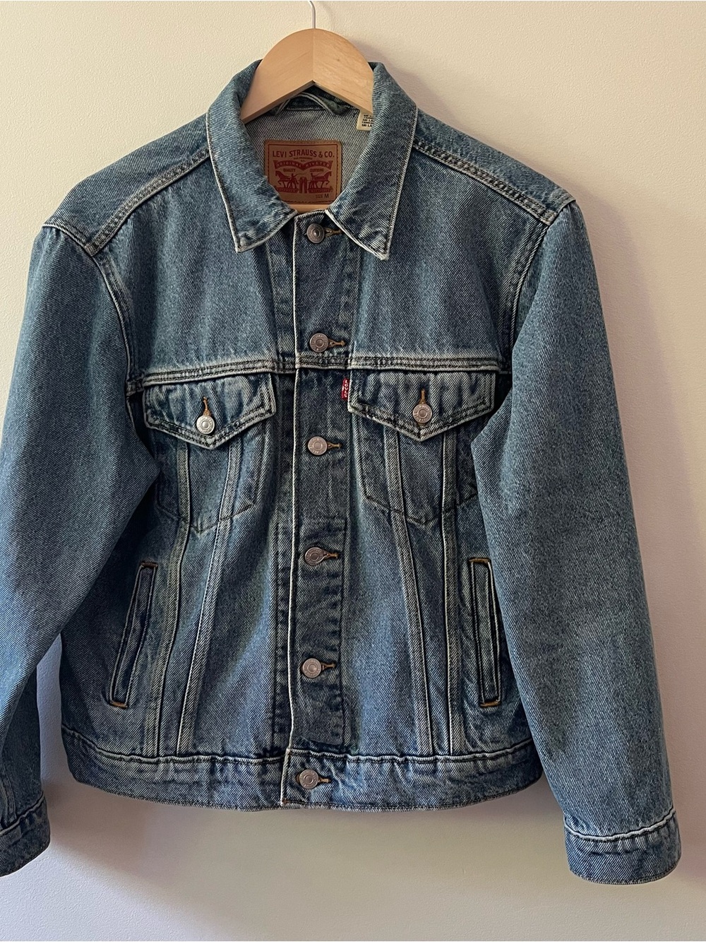 Levi's Medium Wash Denim Trucker Jacket Women’s Medium EUC